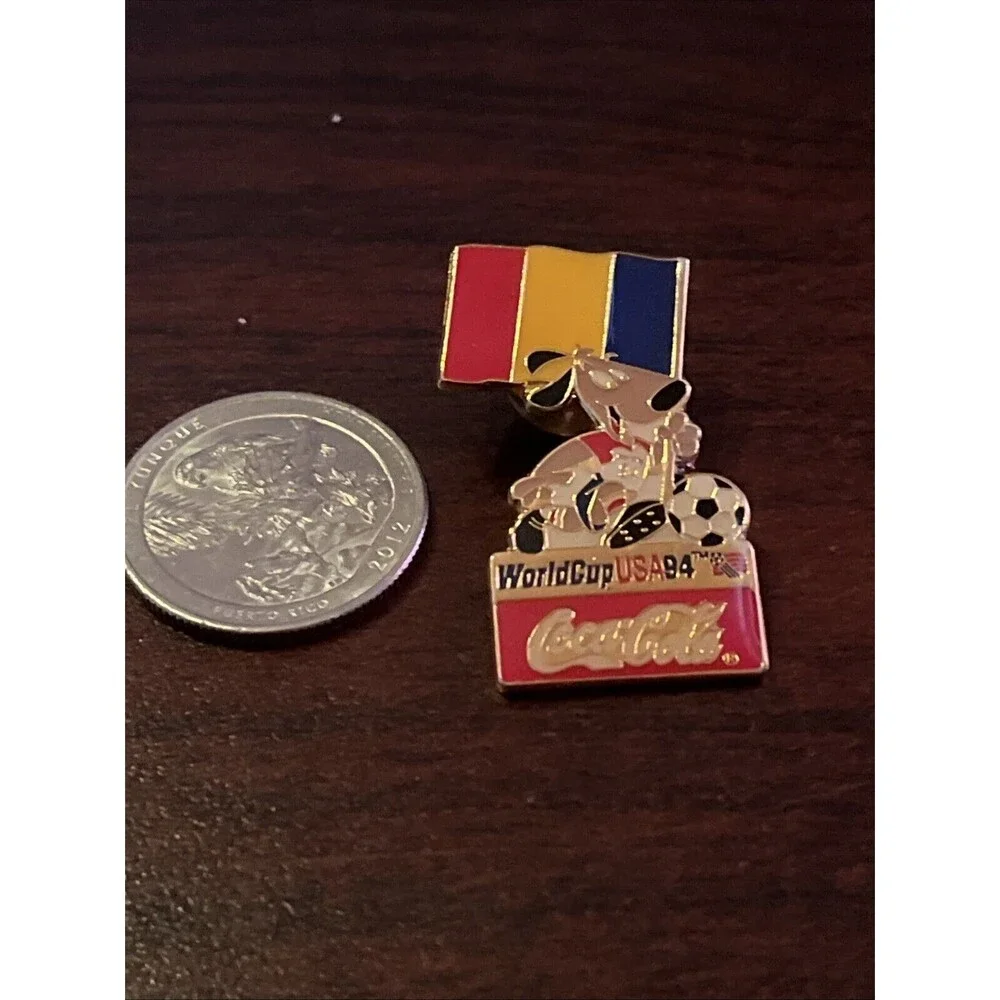 1994 USA World‎ Cup Coca-Cola Stryker Dog Mascot Romania Flag Lapel Hat Pin